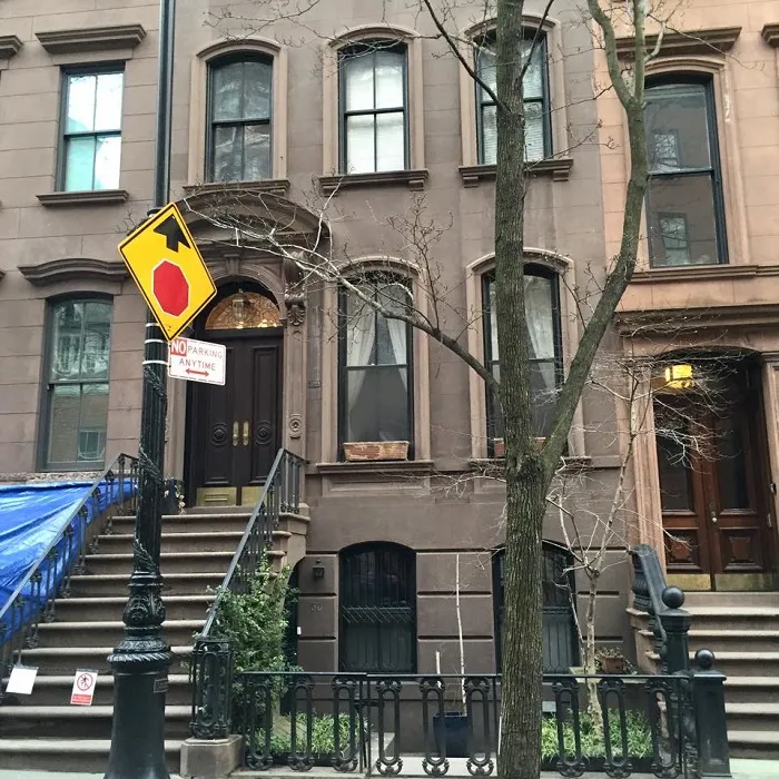 Fachada do apartamento de Carrie Bradshaw, da série/filme Sex and the City, em Nova York, Estados Unidos. Apartamento da Carrie Bradshaw