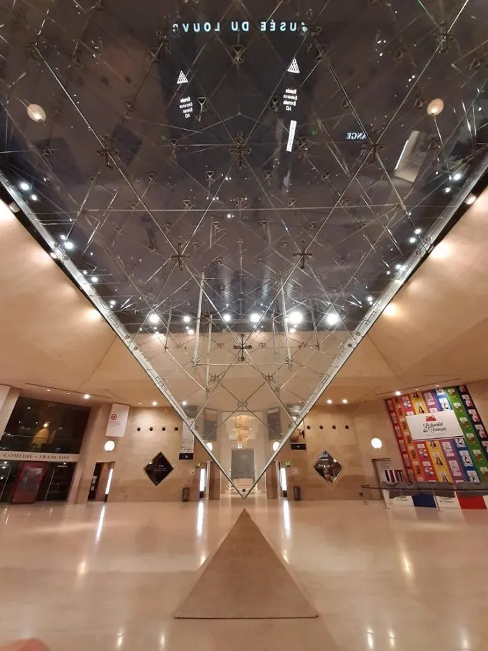 6 locações de série/filme para visitar em suas viagens 3 Pirâmide invertida no Carrossel do Louvre - 6 locações de série/filme