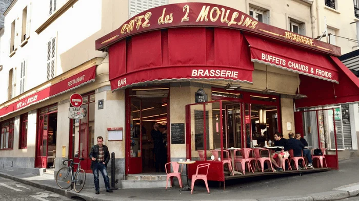 6 locações de série/filme para visitar em suas viagens 5 Cafe les 2 moulins, em Paris