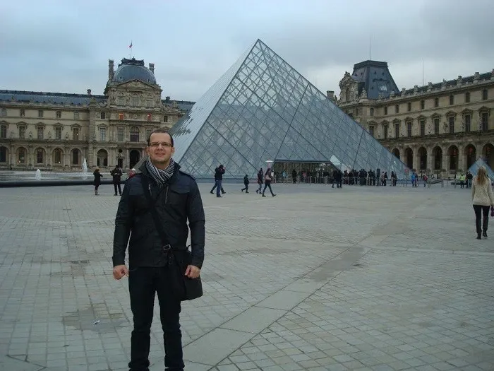 A Pirâmide do Louvre, cenário para o filme "O Código da Vinci, de Dan Brown", em Paris, França Pirâmide do Louvre, em Paris