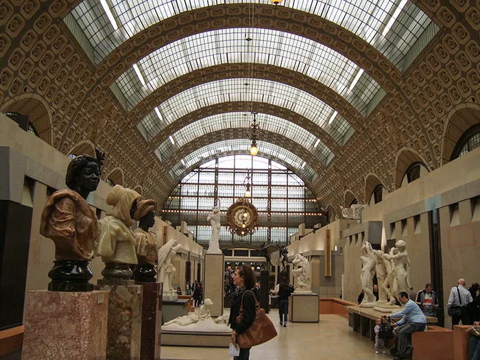 O vão central do Museu D'Orsay, em Paris, e suas preciosidades