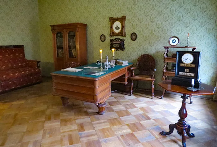 Escrivaninha onde Dostoievski escreveu Os Irmãos Karamazov, na casa em que ele morou, em São Petersburgo, Rússia Escrivaninha onde Dostoievski escreveu Os Irmãos Karamazov, na casa em que ele morou, em São Petersburgo, Rússia