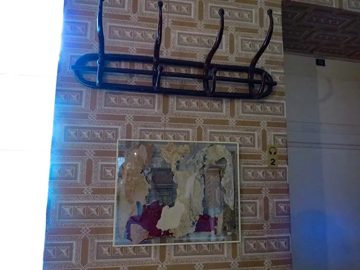 Papel de parede rasgado, na casa de Dostoievski, em São Petersburgo, Rússia Papel de parede rasgado na casa de Dostoievski, em São Petersburgo, Rússia