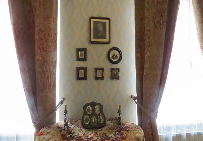 Fotos na parede da casa em que Dostoievski morava, em São Petersburgo, Rússia Fotos na parede da casa em que Dostoievski morava, em São Petersburgo, Rússia