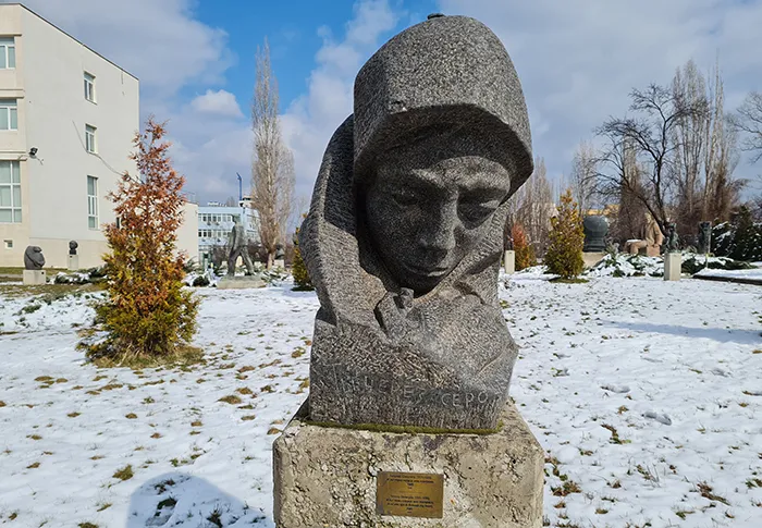 Busto de camponesa no Museu de Arte Socialista de Sófia, Bulgária Busto no Museu de Arte Socialista de Sófia, Bulgária