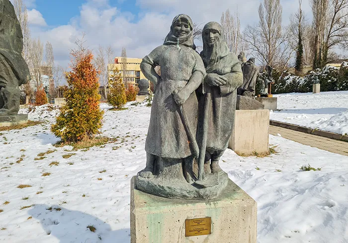 Escultura "Mulheres da Cooperativa da Fazenda", de Iva Hadzhievano, Museu de Arte Socialista de Sófia, Bulgária Mulheres da Cooperativa da Fazenda, de Iva Hadzhieva
