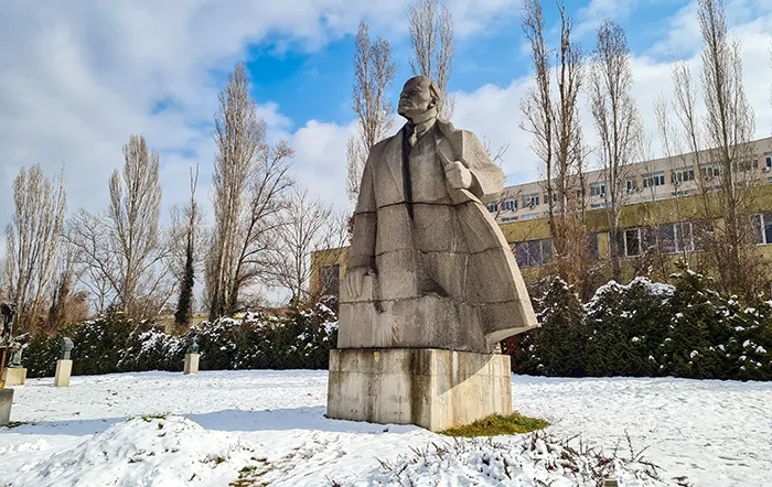Estátua de Lenin no Museu de Arte Socialista em Sófia, Bulgária Estátua de Lenin no Museu de Arte Socialista em Sófia, Bulgária