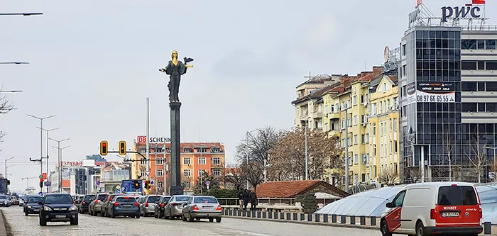Escultura de Santa Sofia em sófia, Bulgária Uma rua em Sófia, Bulgária