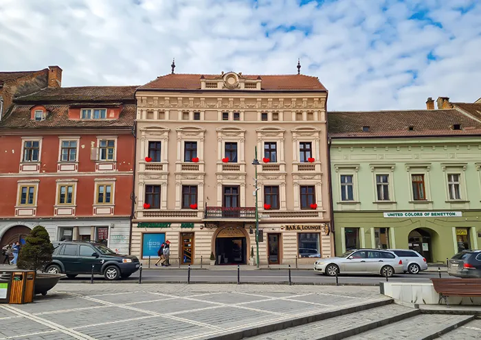 Prédios no Centro histórico em Brasov, Romênia