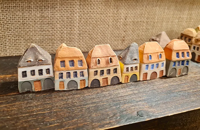 As casinhas de argila da loja de artesanato em Sighisoara, Romênia As casinhas de argila da loja de artesanato
