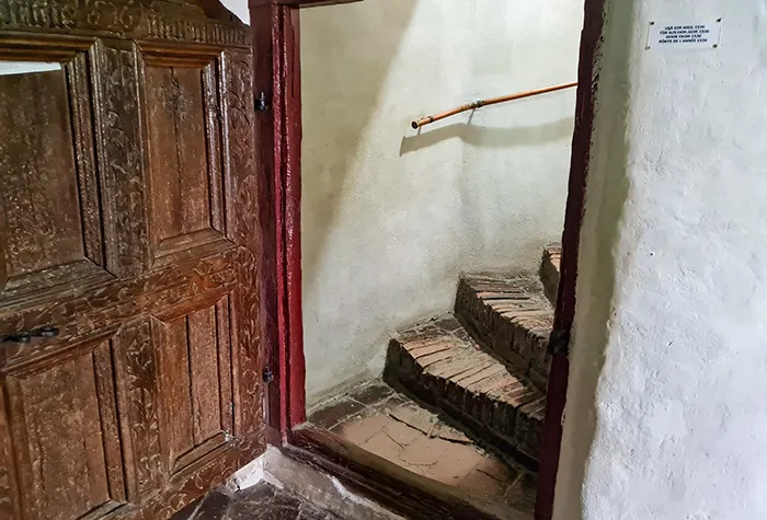 Uma das escadas estreitas do museu da história de Sighisoara, na Romênia Escada do museu da história de Sighisoara, Romênia
