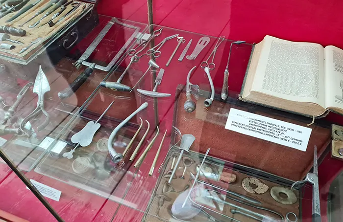 ferramentas médicas no museu da história de Sighisoara, Romênia ferramentas médicas no museu da história de Sighisoara, Romênia