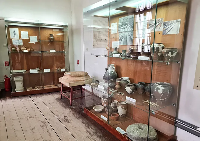 Vasos e artefatos pré-históricos do museu da história de Sighisoara, Romênia Vasos e artefatos pré-históricos do museu da história de Sighisoara, Romênia