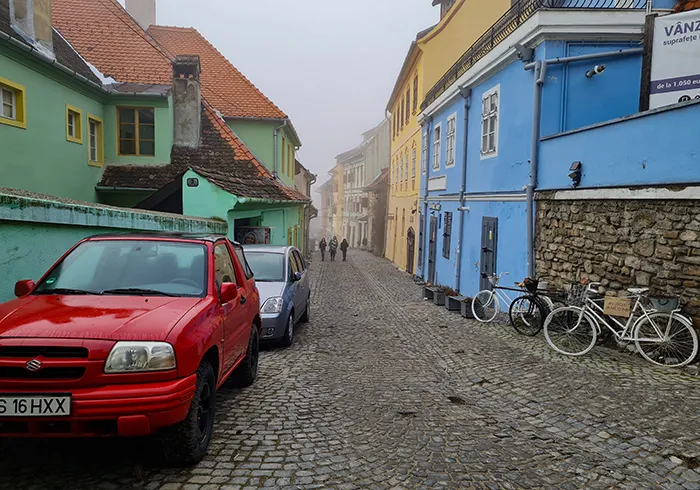 Rua de Sighisoara, Romênia Rua de Sighisoara, Romênia