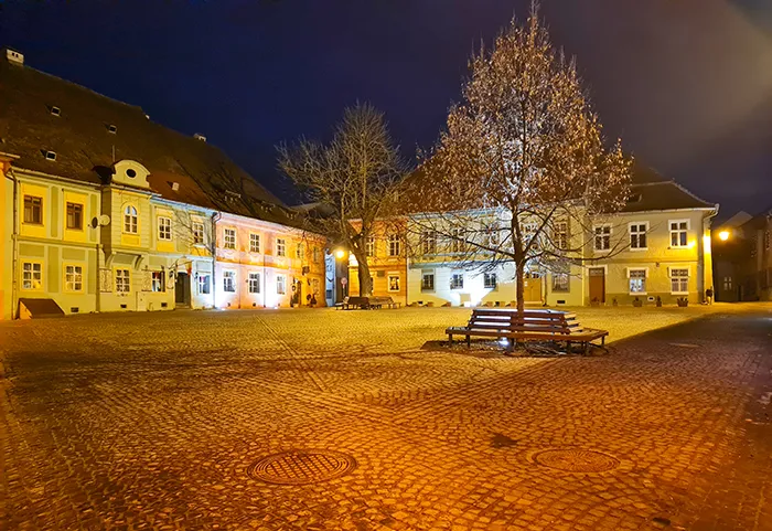 Sighisoara, Romênia: segredos e encantos da cidade natal de Vlad, o empalador 3 Praça do Centro Histórico de Sighisoara, Romênia