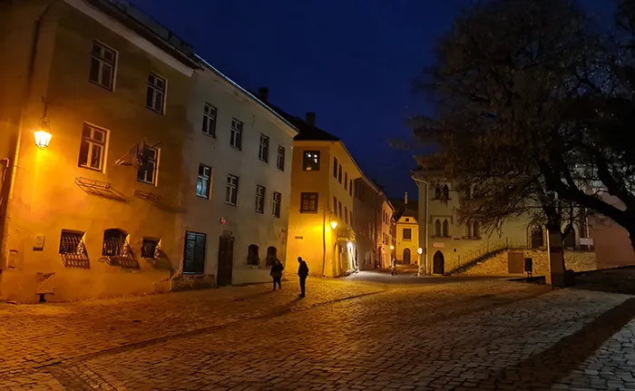 Sighisoara, Romênia: segredos e encantos da cidade natal de Vlad, o empalador 2 Praça do centro Histórico de Sighisora, Romênia