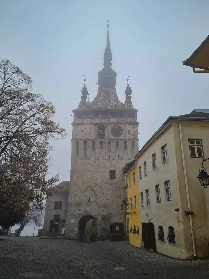 A Torre do Relógio envolta na bruma de Siguisoara, Romênia Torre do Relógio de Sighisoara, Romênia.