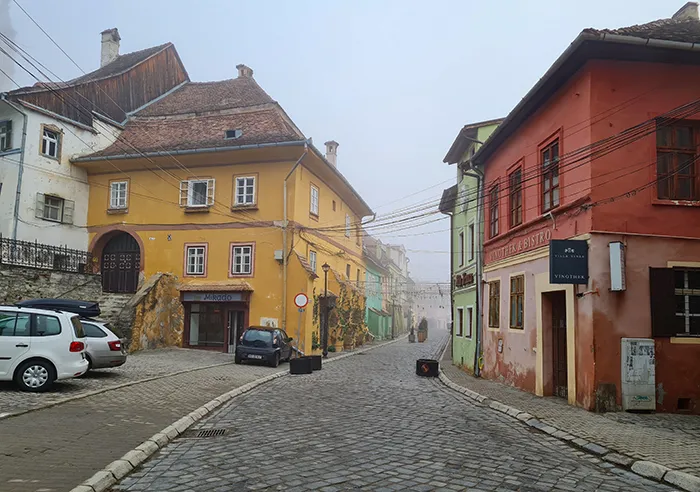 Rua de Sighisoara, Romênia Rua de Sighisoara, Romênia