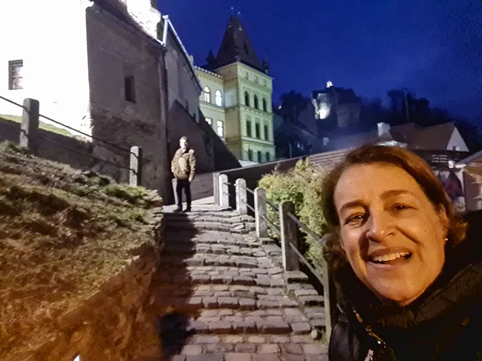 Sonia subindo para a praça principal em Sighisoara, Romênia Sonia subindo para a praça principal em Sighisoara, Romênia