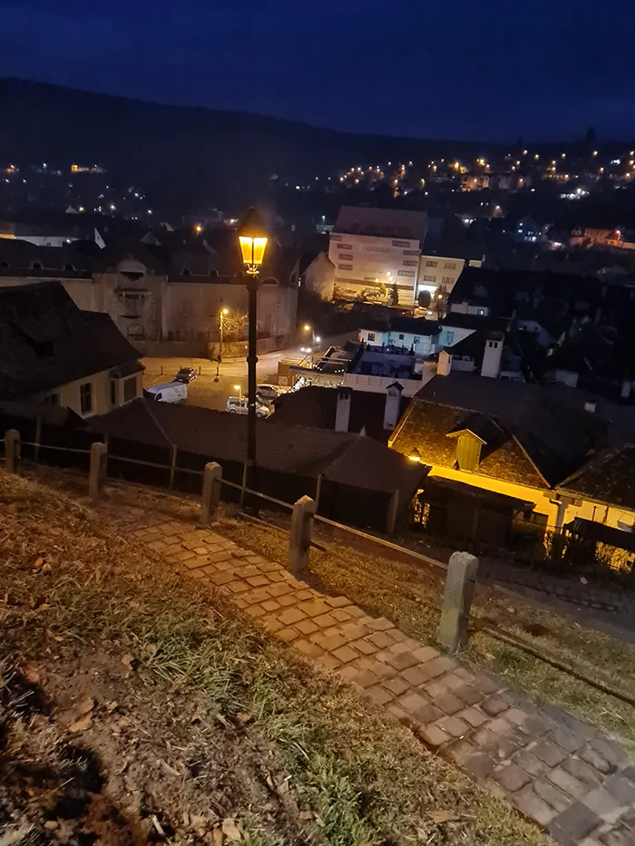 A vista da cidade de Sighisoara, Romênia A vista do alto de Sighisoara, Romênia