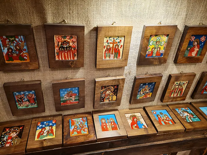 Quadros de motivos religiosos fazem parte do artesanato romeno. Em Sighisoara, Romênia Quadros de motivos religiosos fazem parte do artesanato romeno.