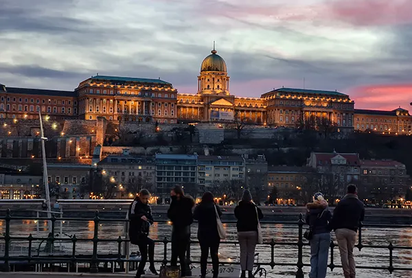 Fim de tarde e o Castelo de Buda, em Budapeste, Hungria