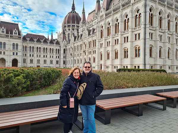 Sônia e João Miguel, com o Parlamento como cenário. Em Budapeste, Hungria