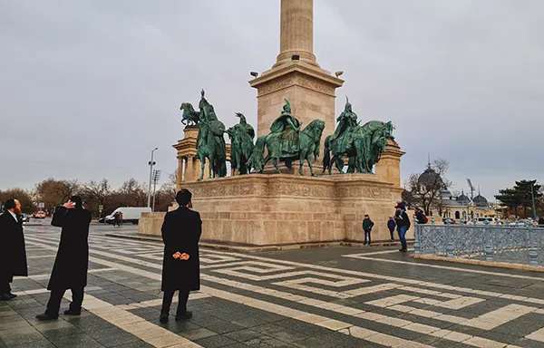 Base da coluna na Praça dos Heróis, em Budapeste, Hungria