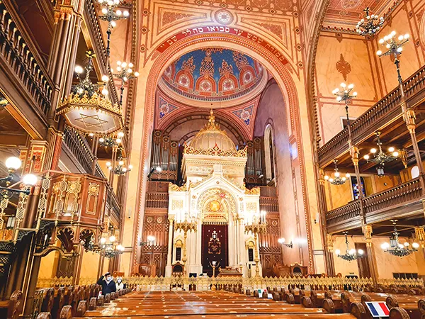 O interior da Grande Sinagoga, Budapeste, Hungria