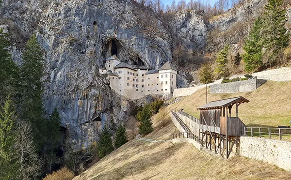 Castelo Predjama, na Eslovênia bate e volta imperdível ao Castelo Predjama