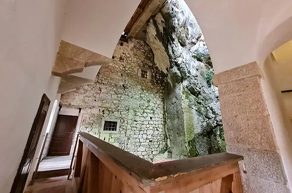 As paredes do Castelo Predjama, na Eslovênia As paredes