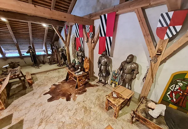 Sala de armas, no Castelo Predjama, na Eslovênia Sala de armas