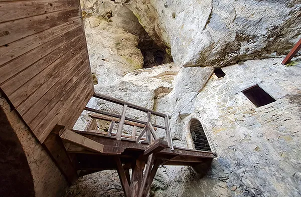 Castelo Predjama: uma aventura histórica nas montanhas da Eslovênia 4 Passagens e túneis do Castelo Predjama, Eslovênia