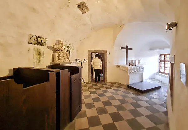 Igreja do Castelo Predjama, na Eslovênia capela