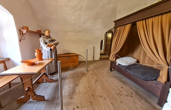 O quarto do padre, no Castelo Predjama, na Eslovênia O quarto do padre