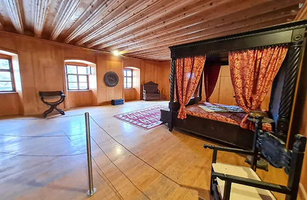 Quarto do Castelo Predjama, na Eslovênia. Quarto