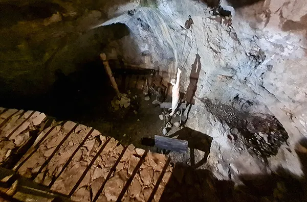Sala de tortura, no Castelo Predjama, Eslovênia Sala de tortura