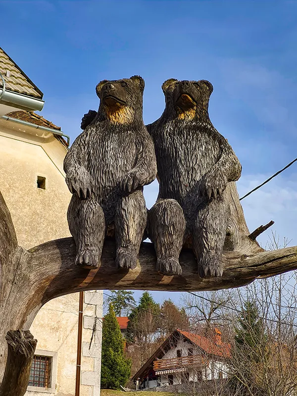Castelo Predjama: uma aventura histórica nas montanhas da Eslovênia 5 casal de ursos na saída do castelo Predjama, Eslovênia