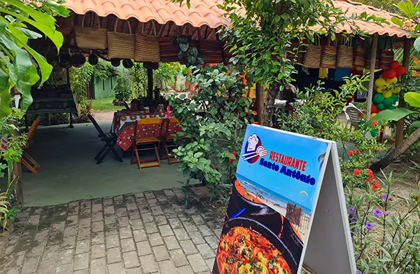Fachada do Restaurante Santo Antônio, na Vila de Santo Antônio, Bahia Fachada do Restaurante Santo Antônio