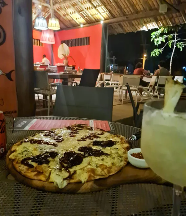 pizza de gorgonzola com cebola caramelizada / queijo brie com geleia de frutas vermelhas, na Pizzaria Pitanga, em Vila de Santo Antônio, Bahia Pizza da Pizzaria Pitanga