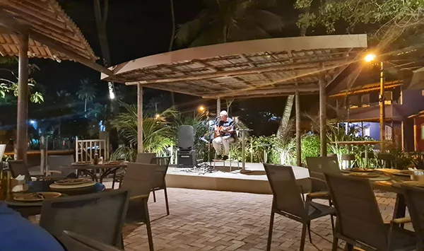 Pizzaria Pitanga, em Vila de Santo Antônio, Bahia Luciano canta música popular brasileira na Pizzaria Pitanga