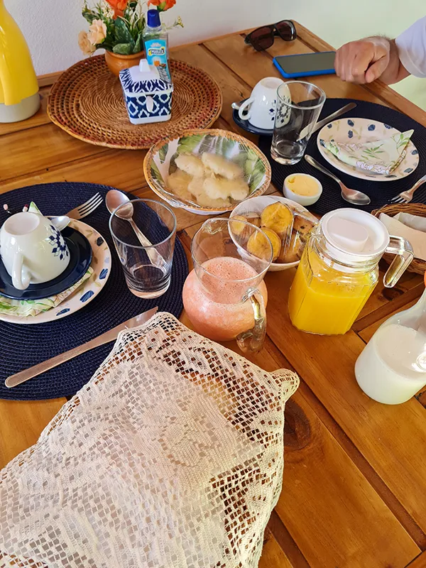 café da manhã da Pousada Recanto Verde, em Vila de Santo Antônio, Bahia O café da manhã da Pousada Recanto Verde
