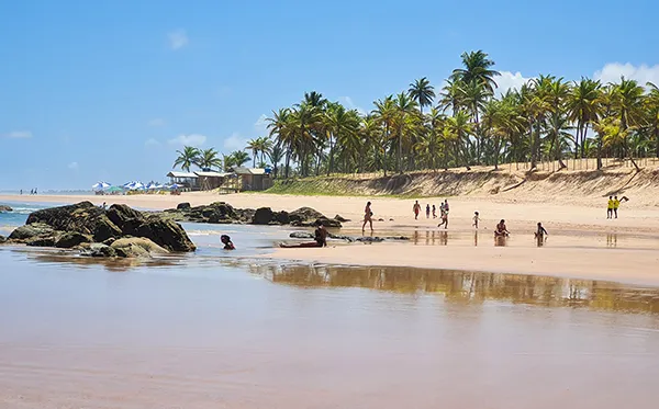 As piscinas da Praia de Santo Antônio, em Vila de Santo Antônio, Bahia As piscinas da Praia de Santo Antônio