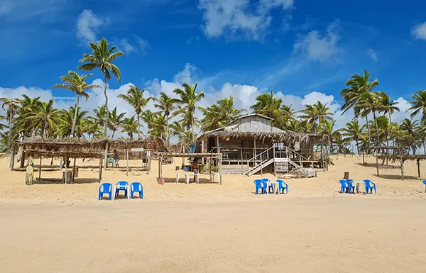 Praia de Santo Antônio, em Vila de Santo Antônio, Bahia Um dos bares da Praia de Santo Antônio, em Vila de Santo Antônio, Bahia