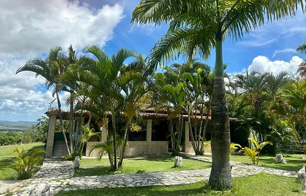Espaço verde e a casa onde vivem as aves para fotos, no Parque dos Falcões, em Itabaiana, Sergipe Parque dos Falcoes casa