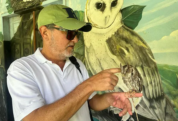 João Miguel e a Coruja Orelhuda, no Parque dos Falcões, em Itabaiana, Sergipe João Miguel e a coruja orelhuda, no Parque dos Falcões, em Itabaiana, Sergipe