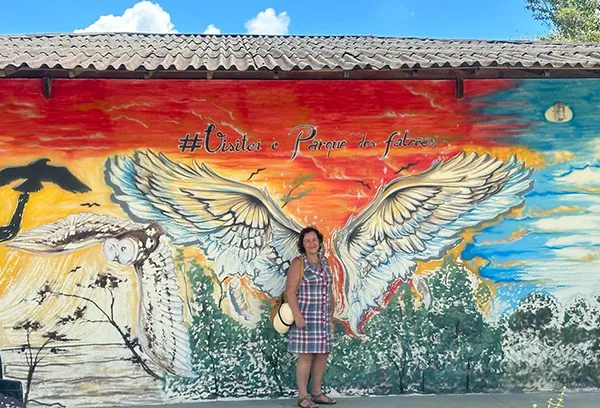 Sonia posando para foto no Parque dos Falcões, em Itabaiana, Sergipe fotos no Parque dos Falcões, em Itabaiana, Sergipe