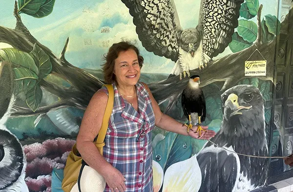 Sonia e um gavião, no Parque dos Falcões, em Itabaiana, Sergipe Sonia e o gavião, no Parque dos Falcões, em Itabaiana, Sergipe