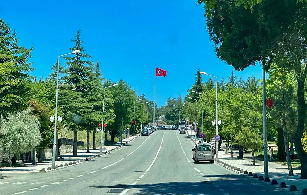 Uma linda avenida em Sogut, Turquia Avenida em Sogut, Turquia