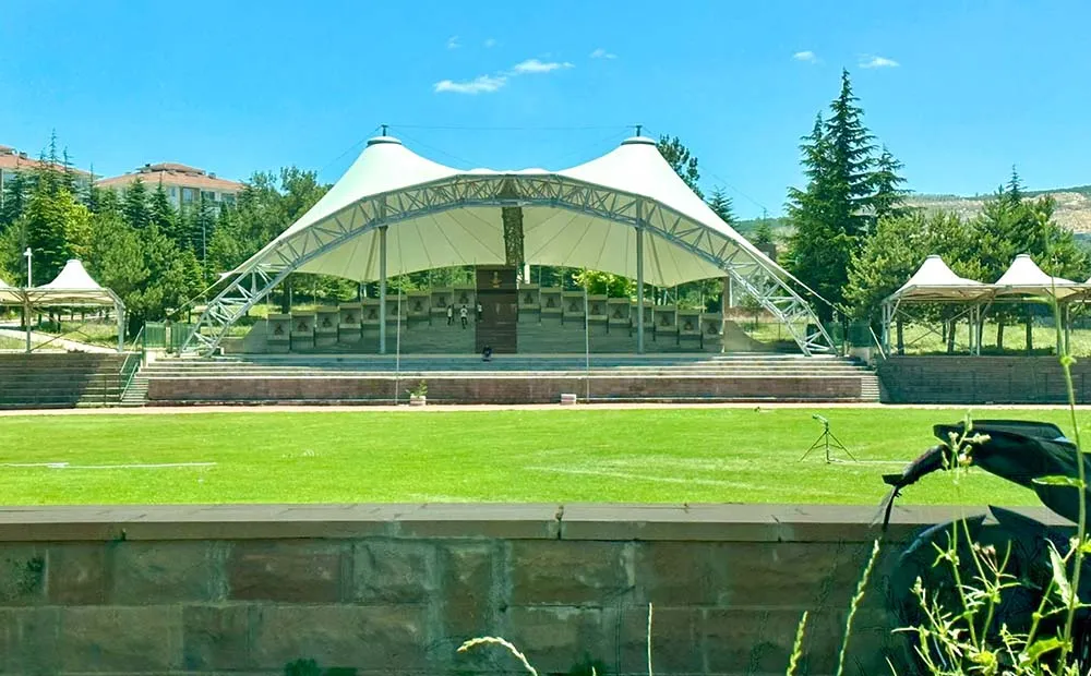Monumento aos Anciãos Turcos - Turk Buyukleri Abidesi, em Sogut, Turquia Monumento aos Anciãos Turcos - Turk Buyukleri Abidesi